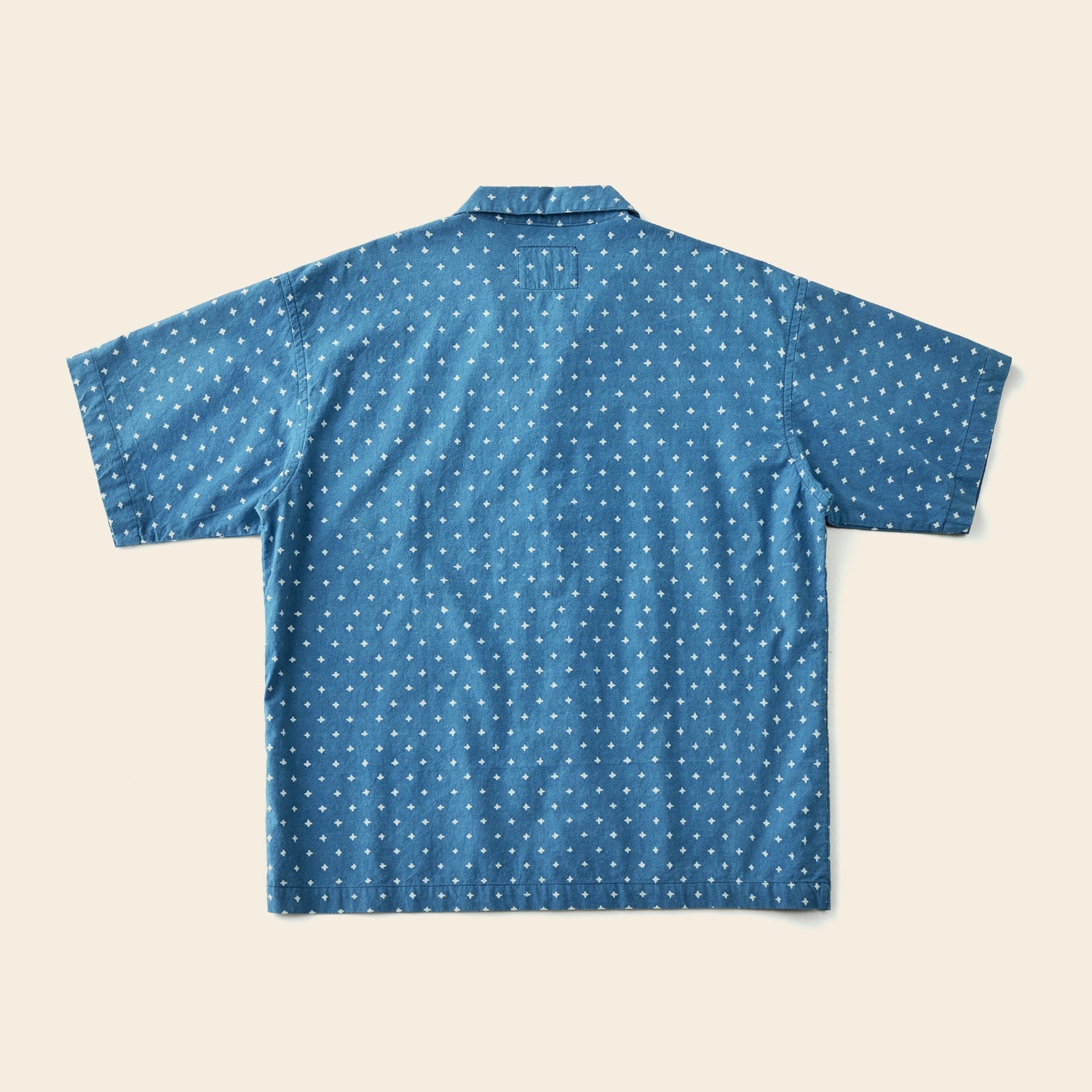 ろうけつ染めによる四芒星/梅花柄 2パターン展開 本藍染めオープンカラーシャツ S~XL S / 四芒星(写真1枚目)